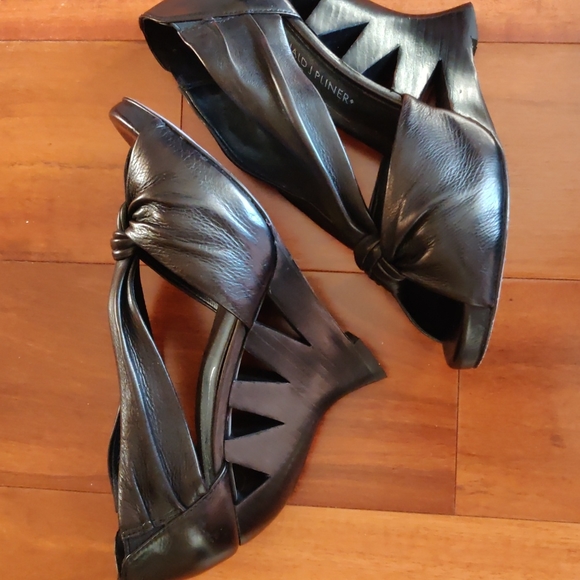 Donald J Pliner Genuane leather Black shoes. Excellent condition.Size6,5. - Picture 4 of 4